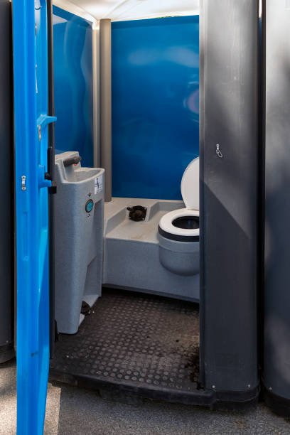 Porta potty delivery and setup in Farmland, IN